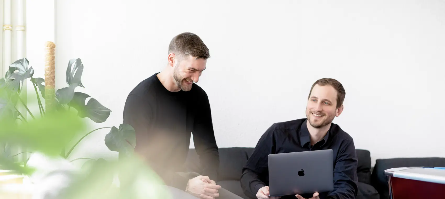 Zwei Teammitglieder im Gespräch