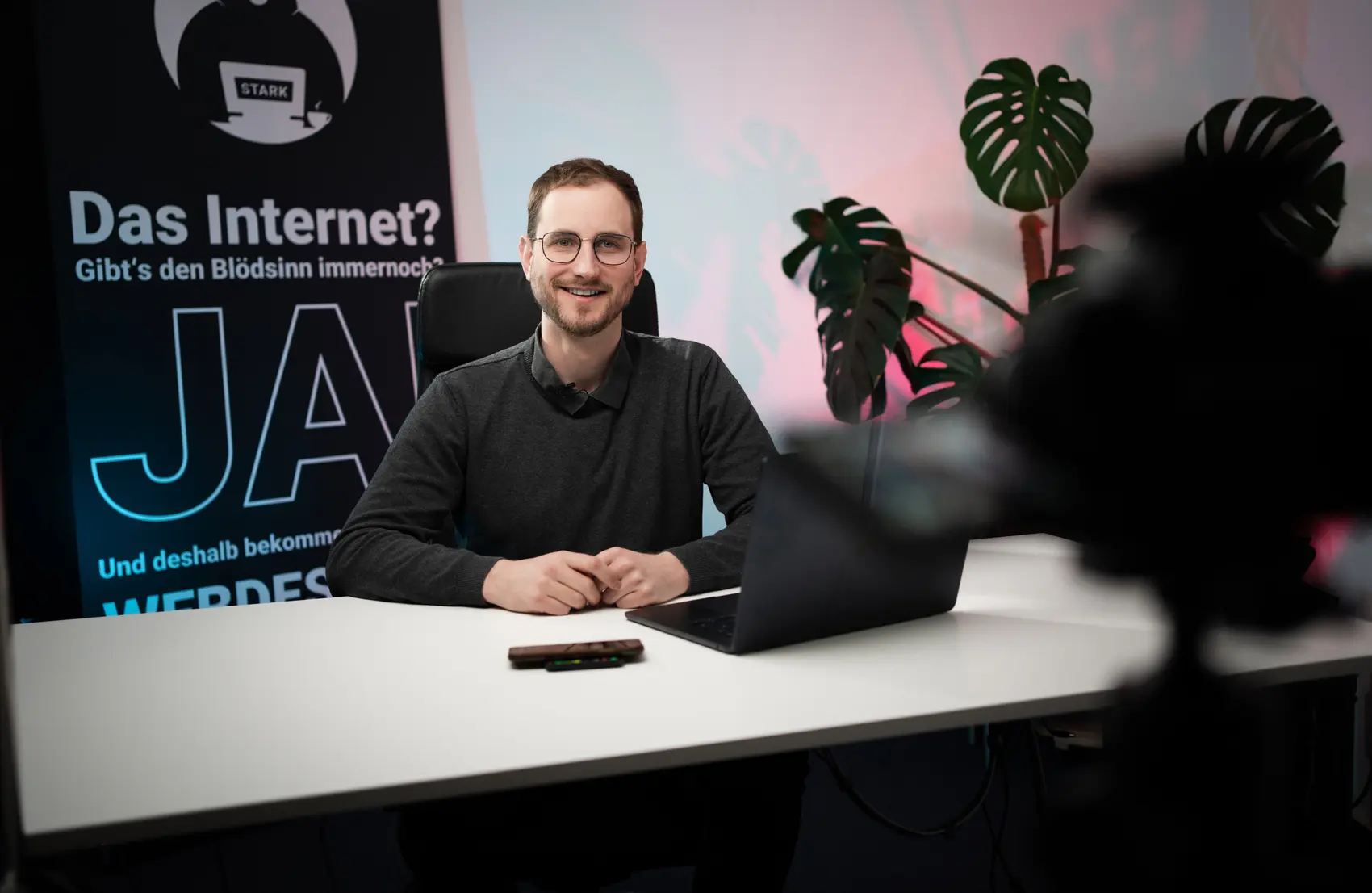 Joshua Stark bei einer Videoaufnahme im Studio